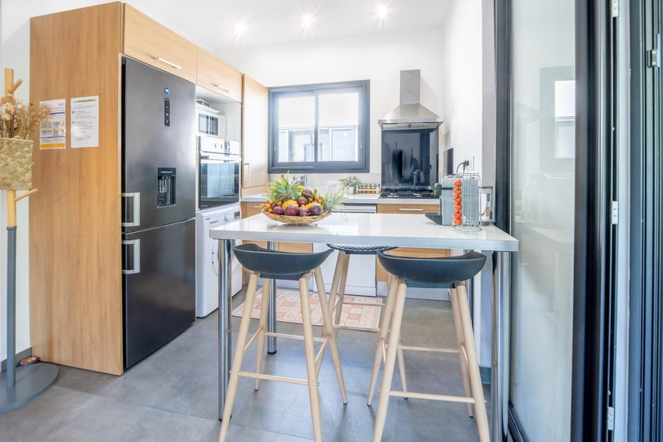 Kitchen or kitchenette, Dining area, minibar, pet friendly, stove
