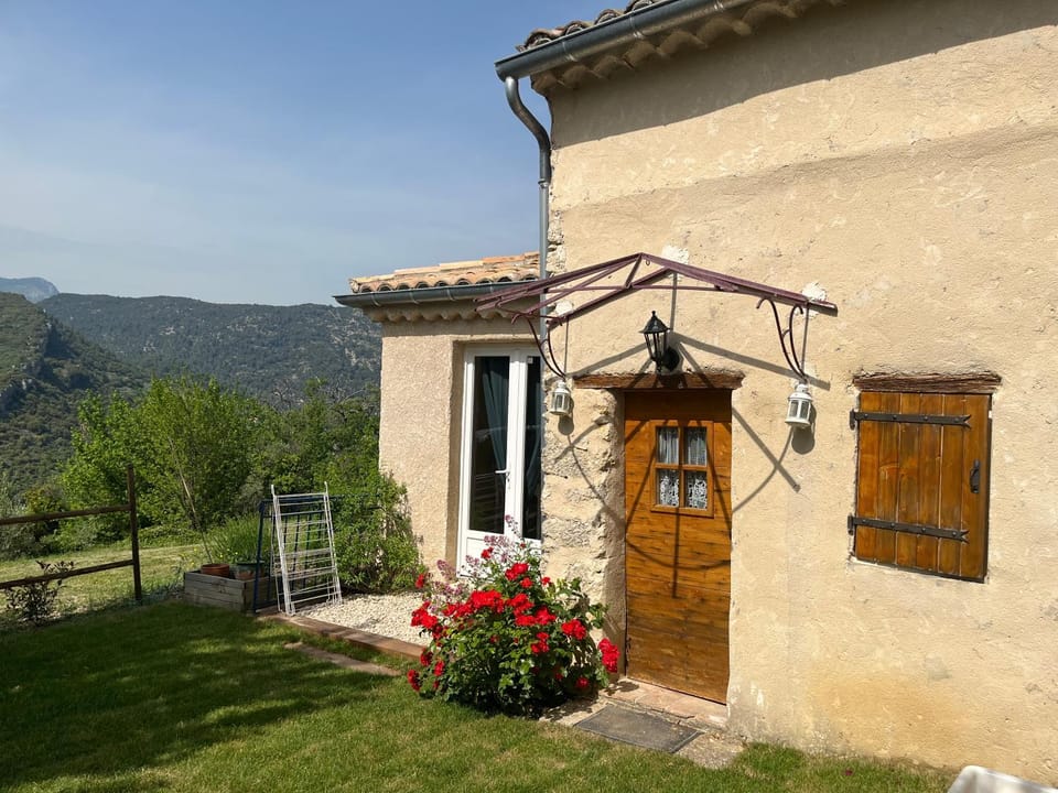 Cabanon entouré de montagnes et d'oliviers House in Provence-Alpes-Côte d'Azur