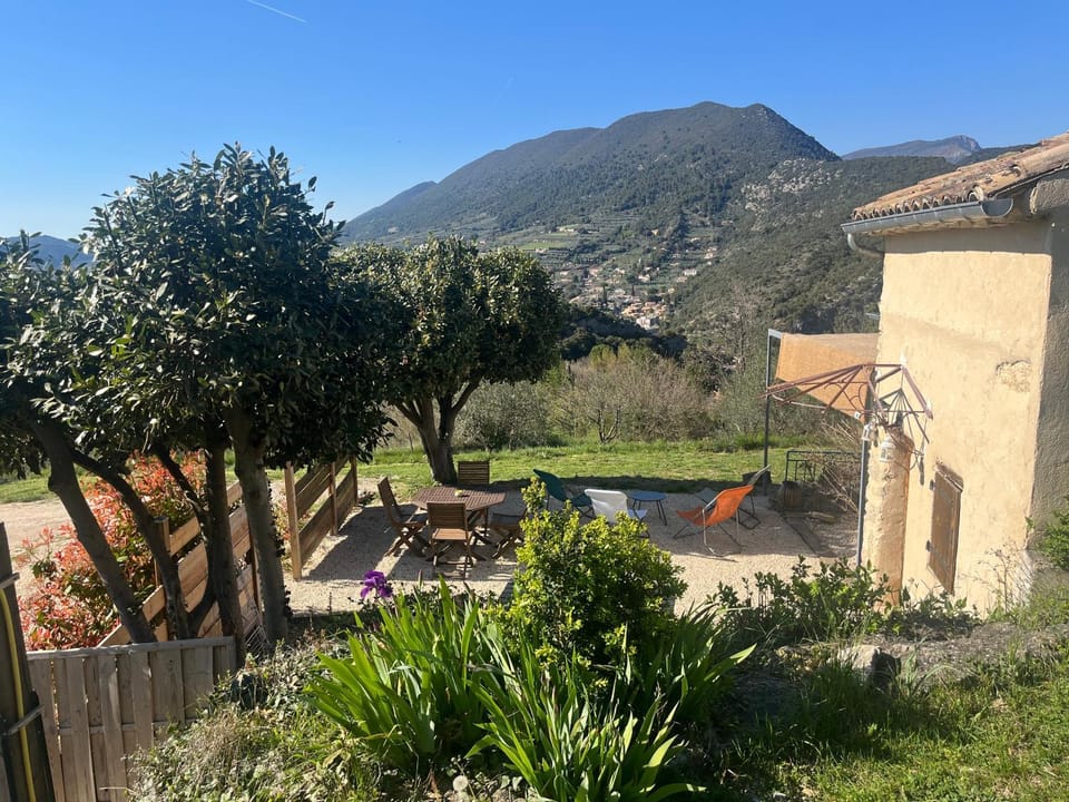 Cabanon entouré de montagnes et d'oliviers House in Provence-Alpes-Côte d'Azur