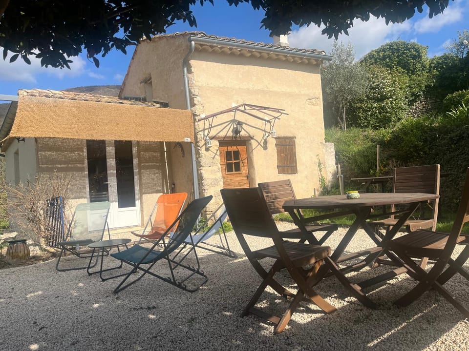 Cabanon entouré de montagnes et d'oliviers House in Provence-Alpes-Côte d'Azur