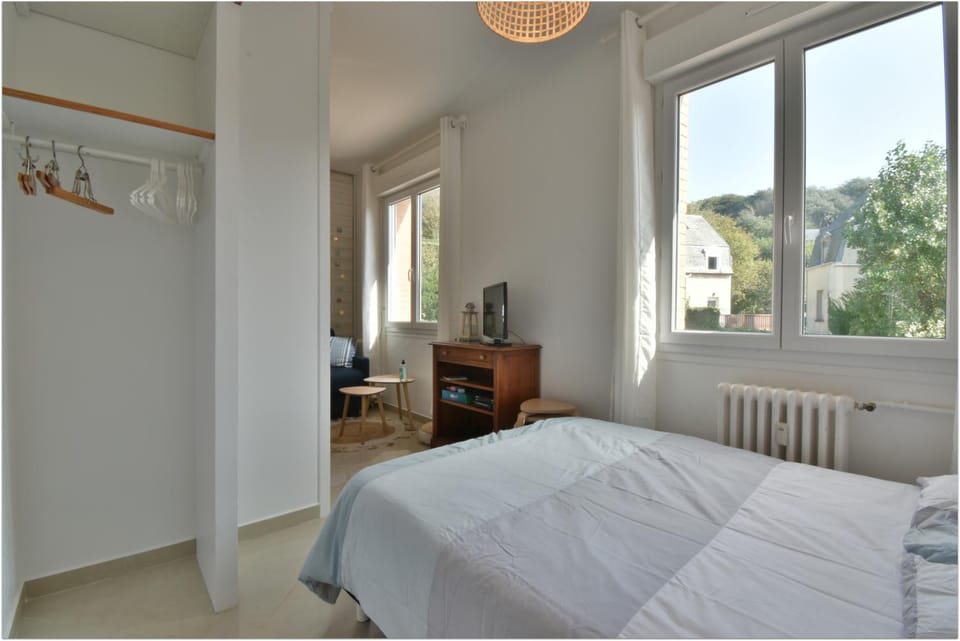 TV and multimedia, Photo of the whole room, Bedroom, Garden view, storage