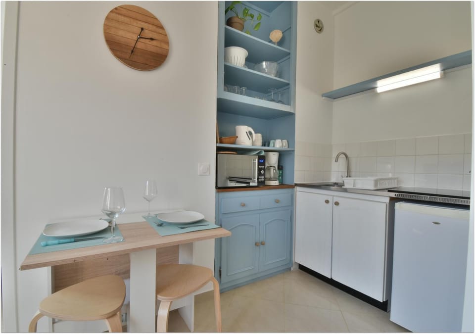 Coffee/tea facilities, Kitchen or kitchenette, Dining area, minibar, stove, kitchen