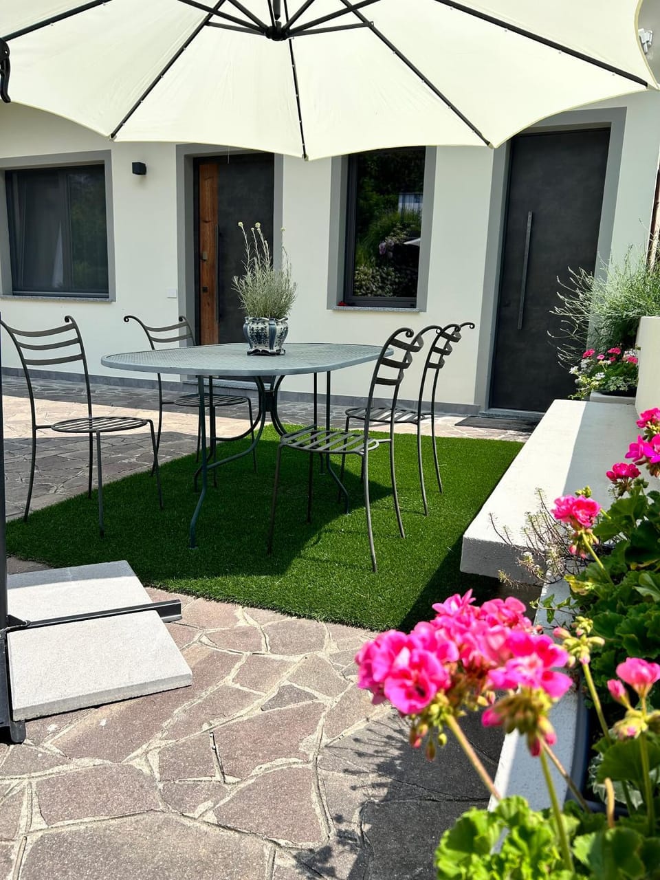 Garden, Dining area, sunbed