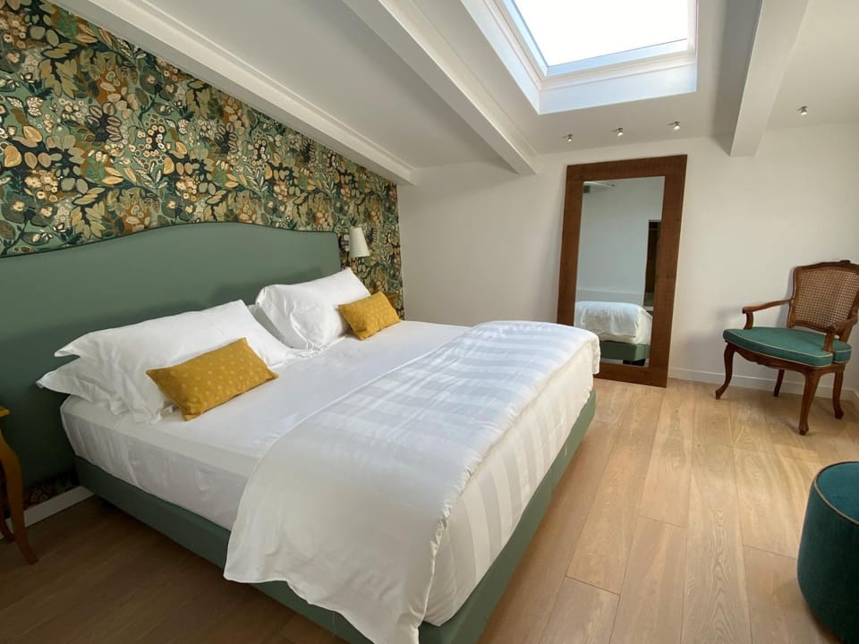 Bed, TV and multimedia, Photo of the whole room, Bedroom, locker