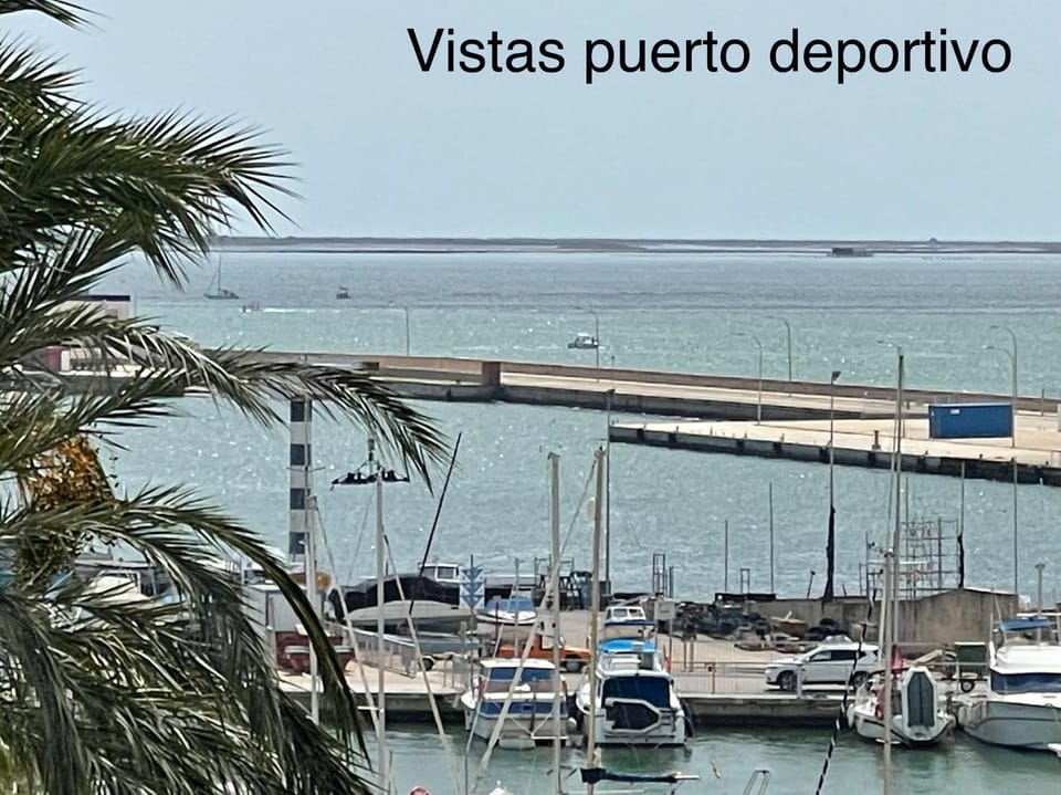 Vistas al mar, en el club náutico de Sant Carles de la Rápita, 3 dormitorios Apartment in Montsià