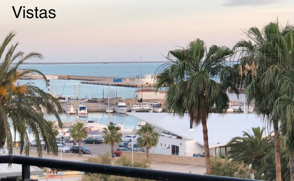 Vistas al mar, en el club náutico de Sant Carles de la Rápita, 3 dormitorios Apartment in Montsià
