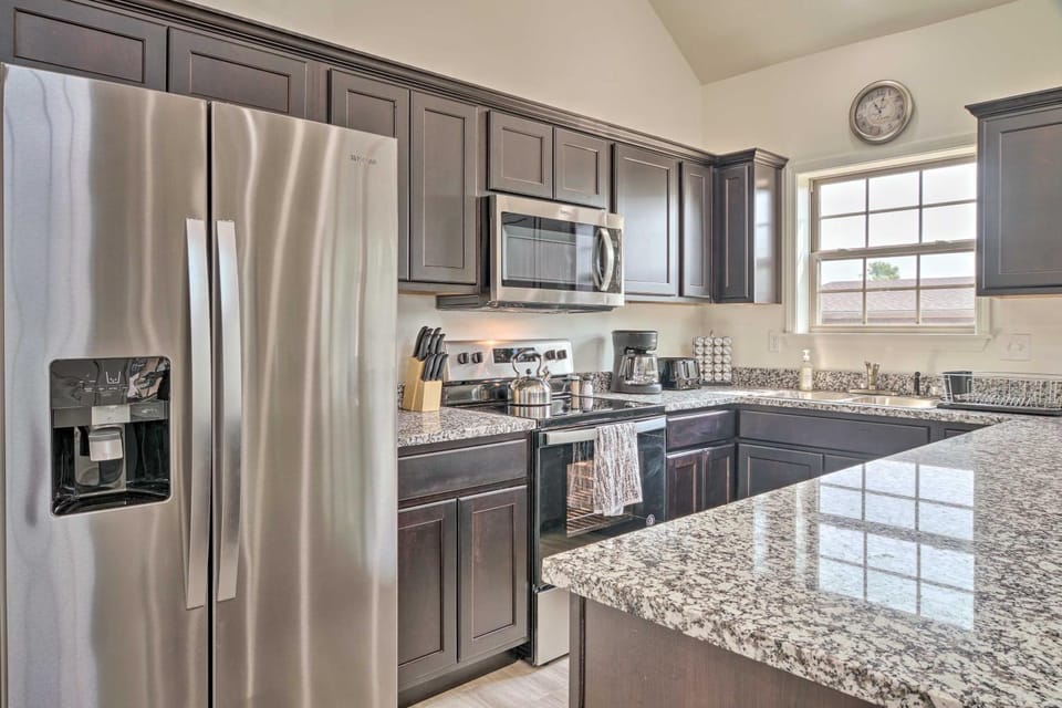 Updated Cabin with Direct Lake Access and Pool! Cabin in Table Rock Lake