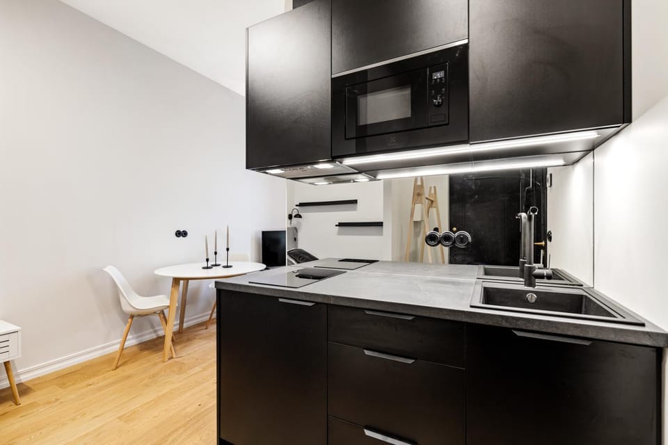 Kitchen or kitchenette, minibar, stove