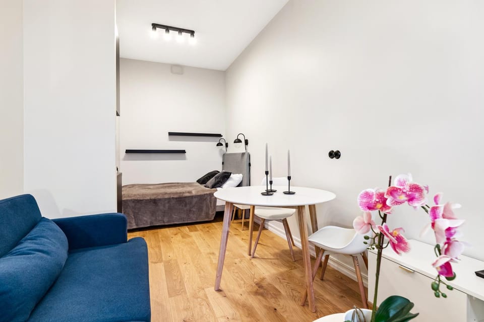 Bed, Living room, Seating area, Dining area, Bedroom