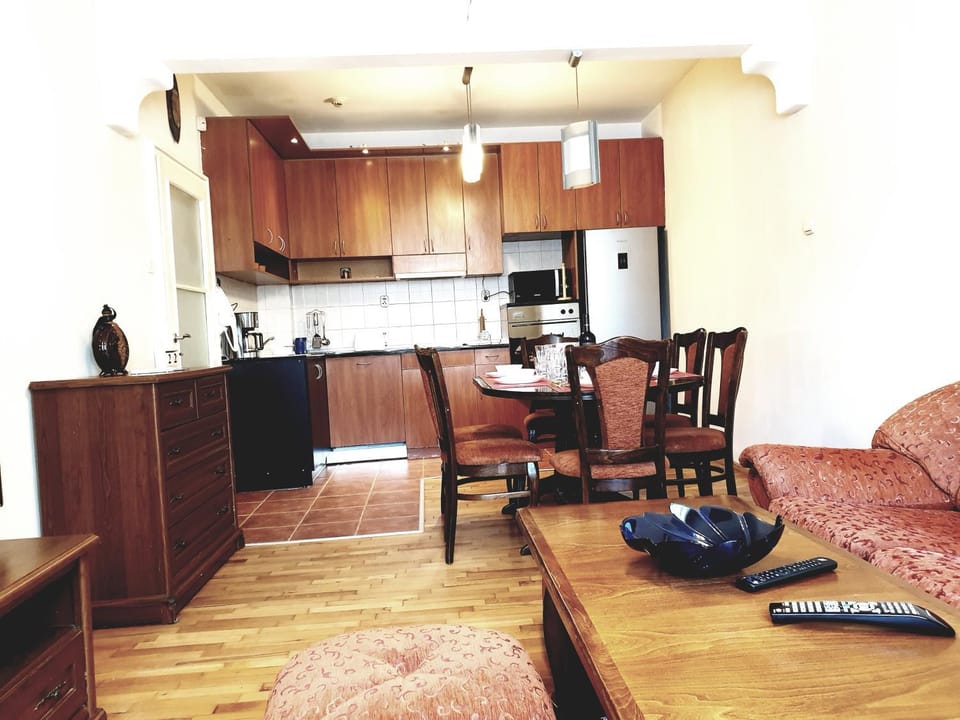 Kitchen or kitchenette, Living room, Seating area, Dining area