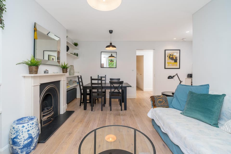 Living room, Lounge or bar, Seating area, Dining area