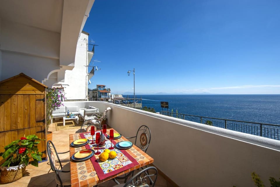 House in the center at 250mt from the beach with a private parking House in Praiano