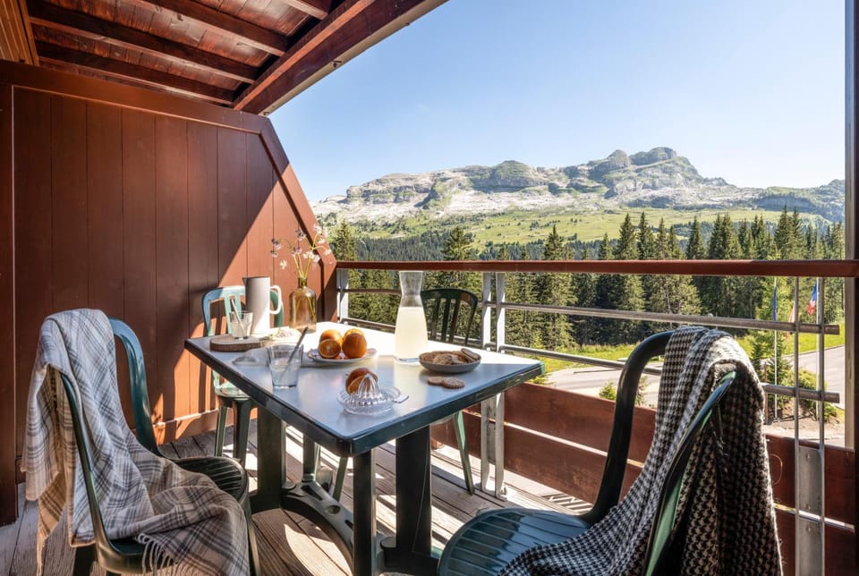 Patio, Day, Natural landscape, View (from property/room), Balcony/Terrace, Living room, Seating area, Dining area, Mountain view