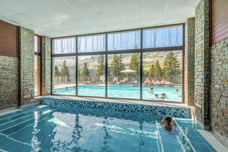 Day, People, Natural landscape, Summer, Seating area, On site, Pool view, Swimming pool, Swimming pool, sunbed