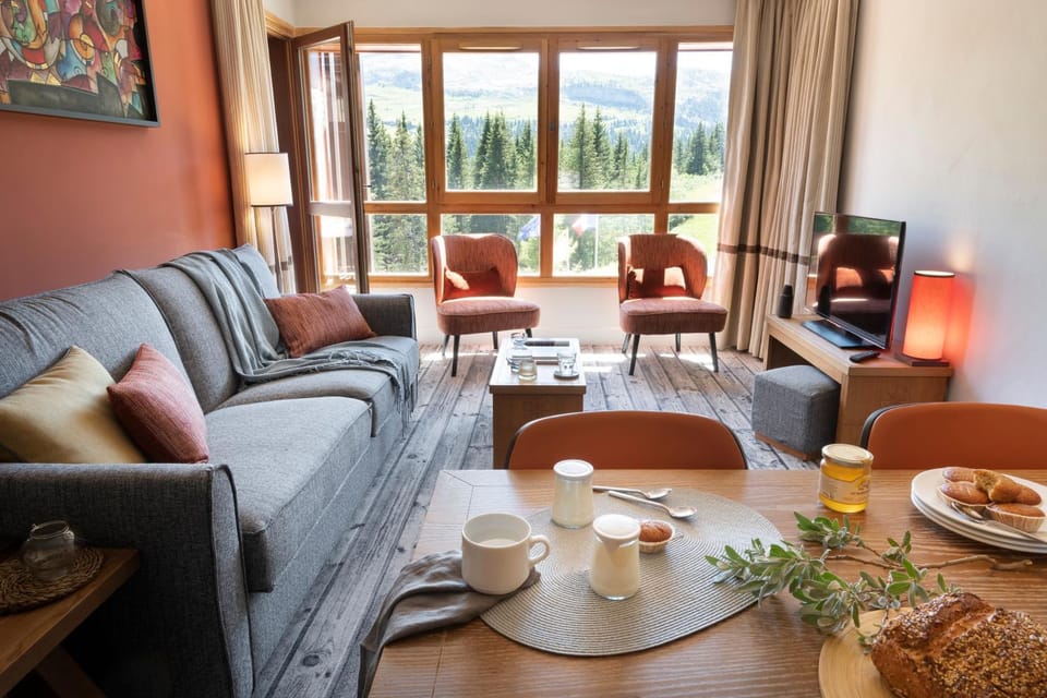 Coffee/tea facilities, View (from property/room), Balcony/Terrace, Living room, Food and drinks, Seating area, Dining area, Food