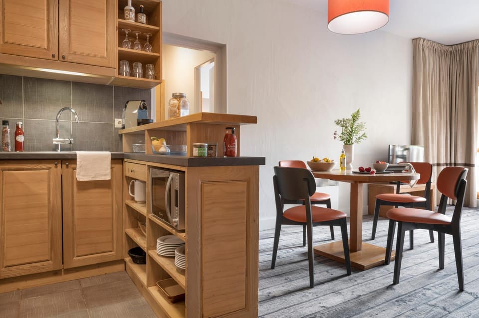 Coffee/tea facilities, Kitchen or kitchenette, Living room, Seating area, Dining area, Communal kitchen, minibar, stove