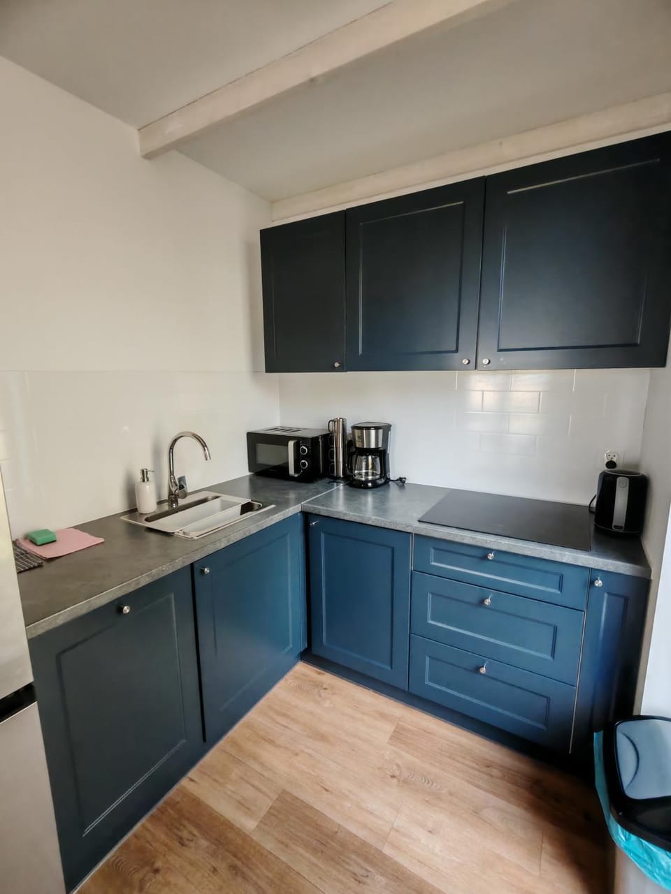 Coffee/tea facilities, Kitchen or kitchenette, stove