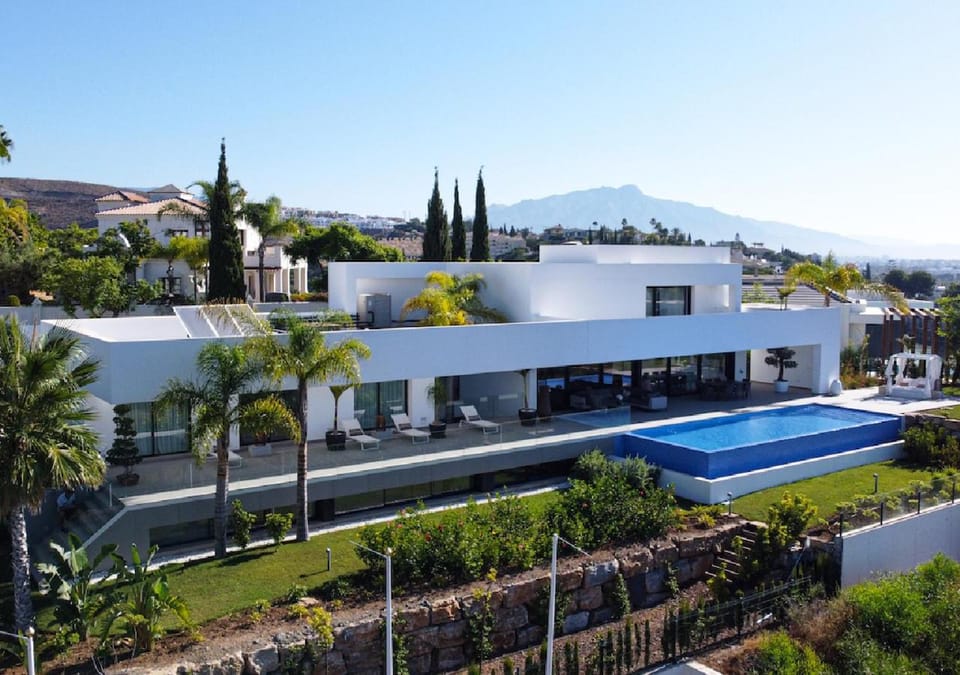 Property building, Natural landscape, Mountain view, Pool view, Swimming pool, sunbed
