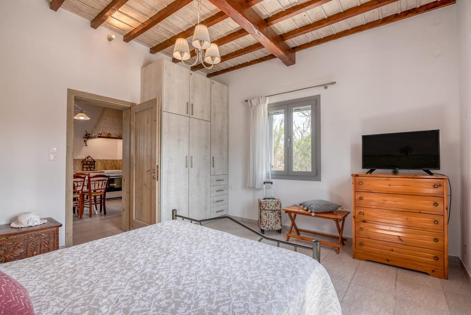 Bed, TV and multimedia, Bedroom