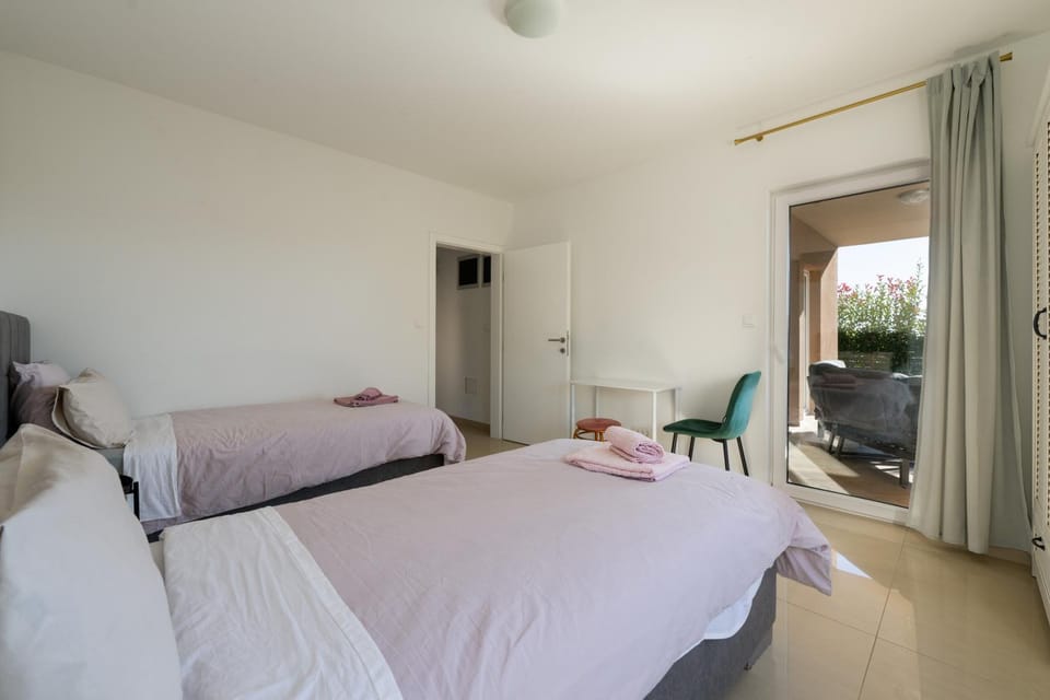 Bed, Balcony/Terrace, Bedroom