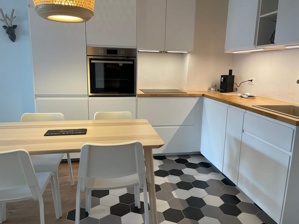 Kitchen or kitchenette, Dining area