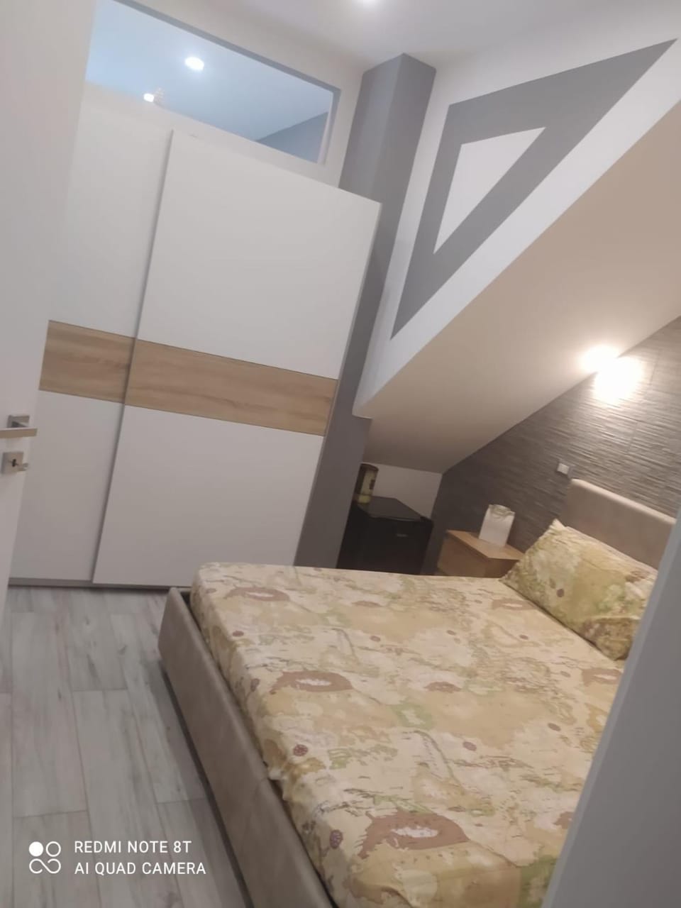Photo of the whole room, Bedroom, wardrobe