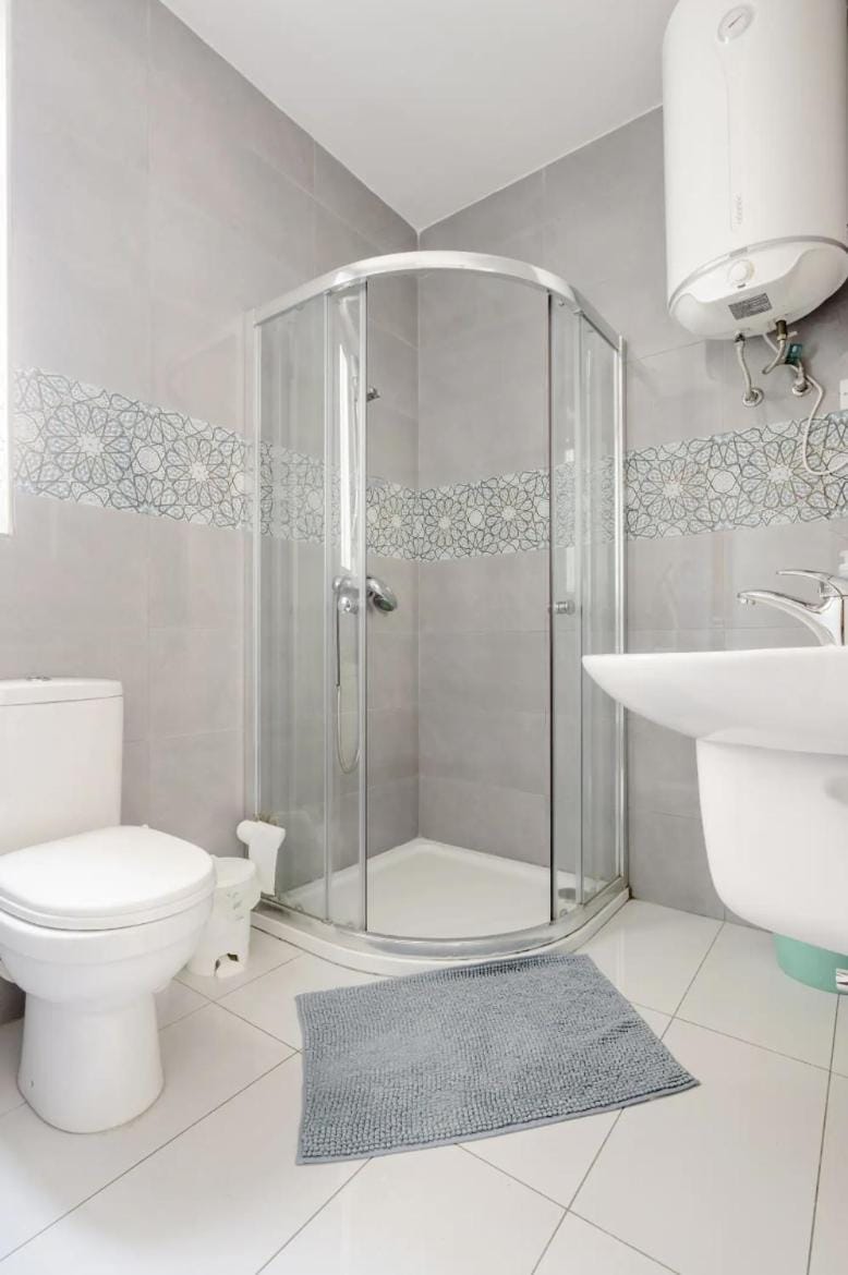 Shower, Toilet