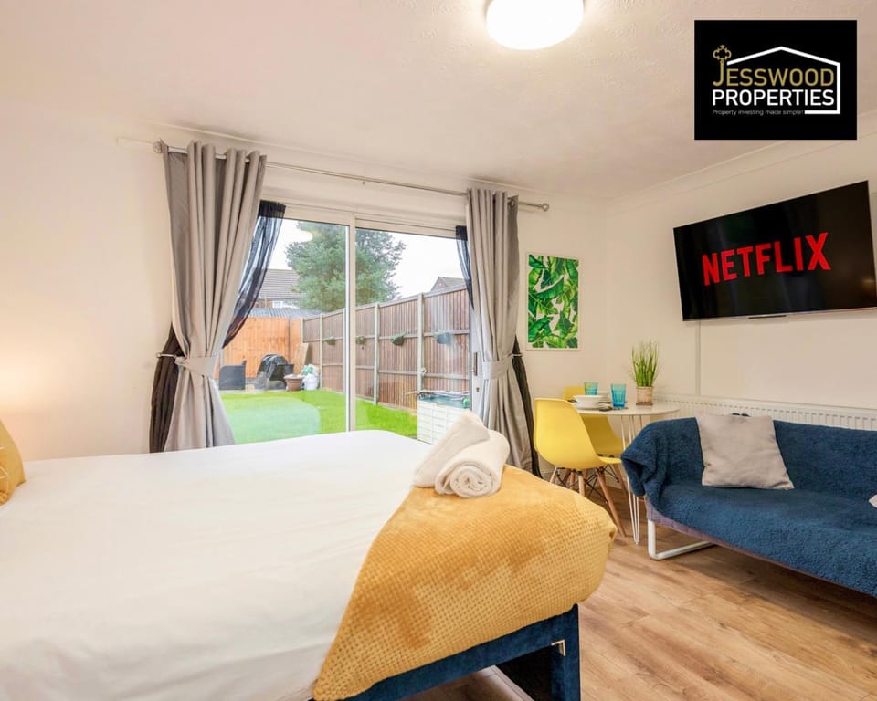 Communal lounge/ TV room, Bed, TV and multimedia, Living room, Photo of the whole room, Seating area, Evening entertainment, Bedroom, Text overlay