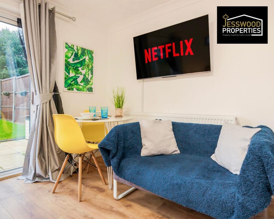 TV and multimedia, Living room, Seating area, Dining area