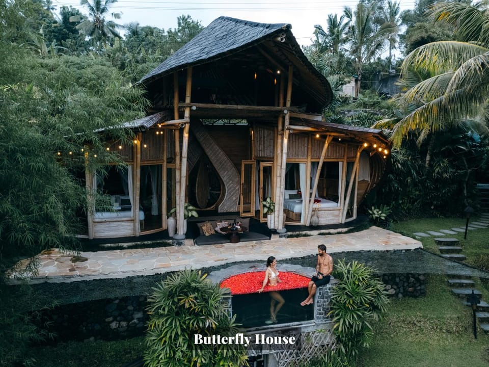 Property building, Garden, Hot Tub, Living room, Seating area