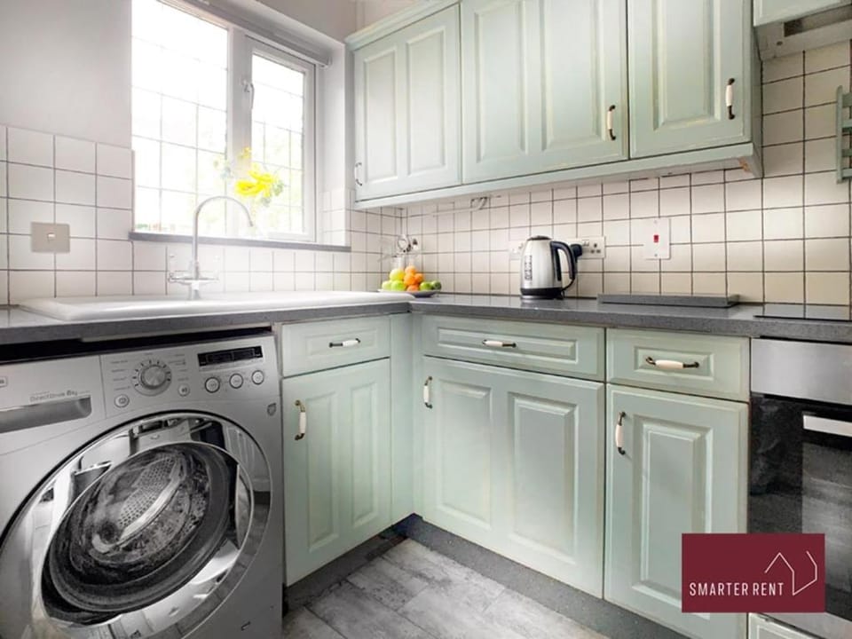 Woking 2 Bedroom House Parking Garden Apartment in England
