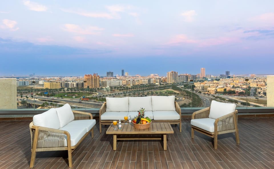 View (from property/room), Balcony/Terrace, City view