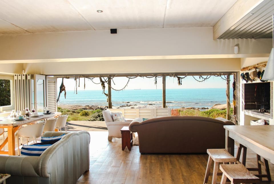 Property building, Communal lounge/ TV room, Living room, Seating area, Beach, Sea view