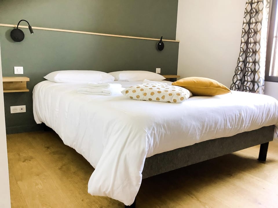Bed, Night, Photo of the whole room, Bedroom, air conditioner