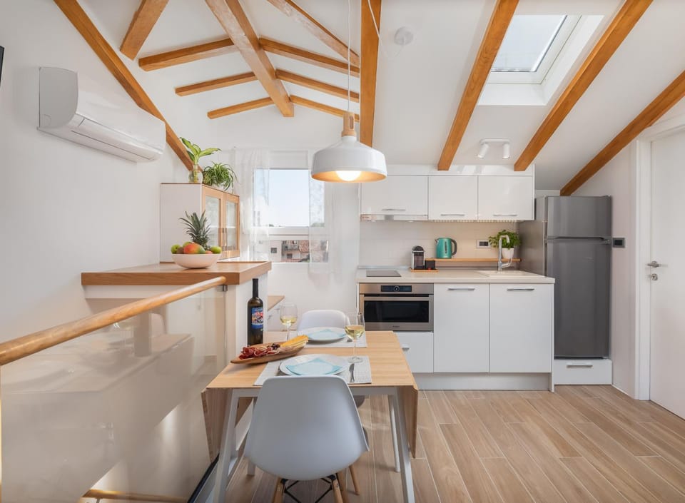 Kitchen or kitchenette, Dining area