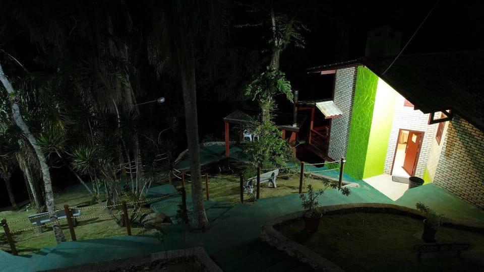 Jardim Praia do Estaleiro House in Porto Belo