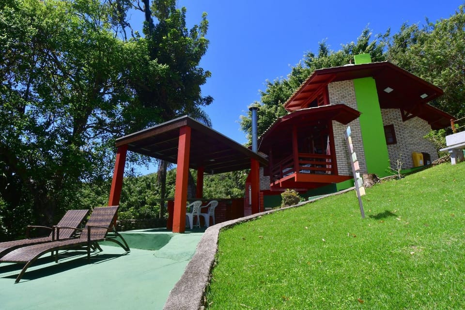 Jardim Praia do Estaleiro House in Porto Belo