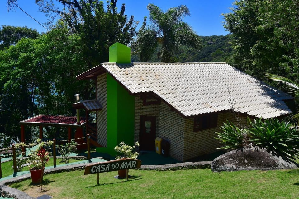 Jardim Praia do Estaleiro House in Porto Belo