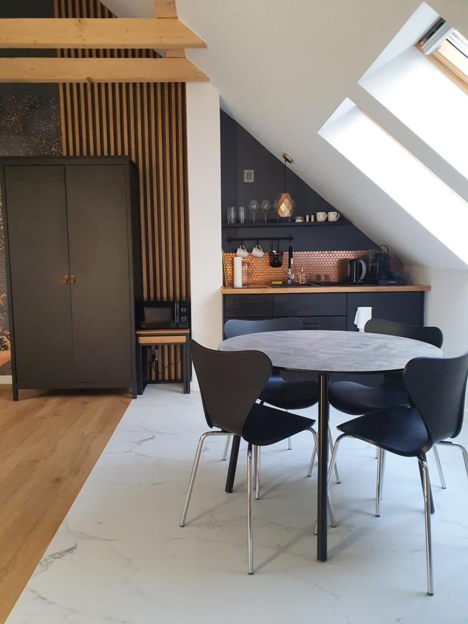 Kitchen or kitchenette, Dining area