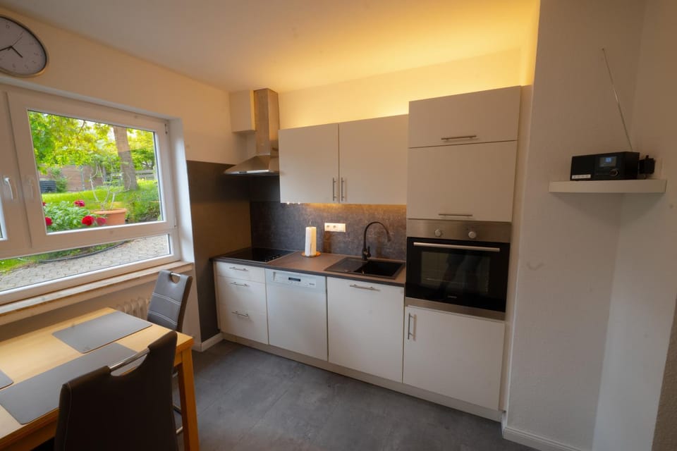 Coffee/tea facilities, Kitchen or kitchenette, oven, stove, toaster