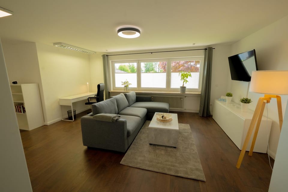 Bed, TV and multimedia, Living room, Photo of the whole room, Seating area, Bedroom