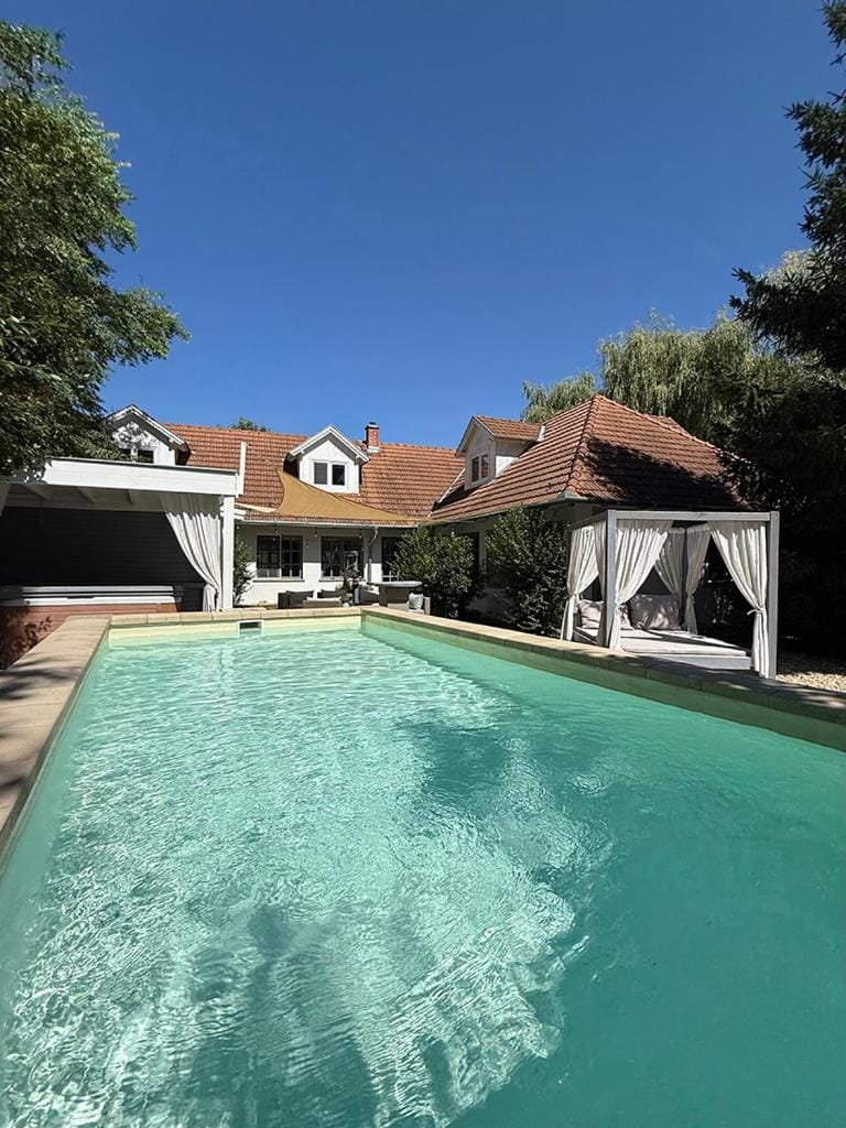 44 George House - Pool, Jacuzzi, Sauna, View House in Hungary
