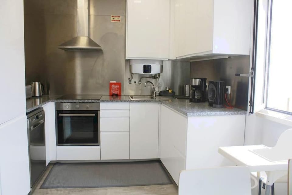 Coffee/tea facilities, Kitchen or kitchenette, stove, toaster