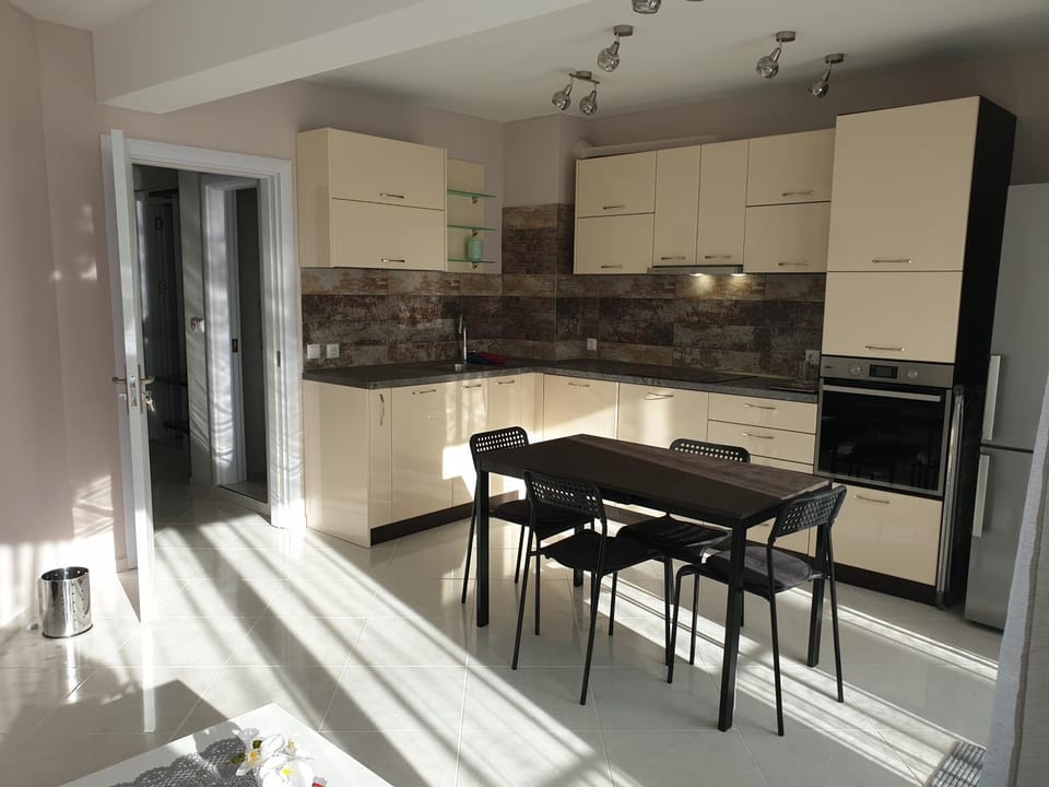Kitchen or kitchenette, Dining area, dishwasher, stove