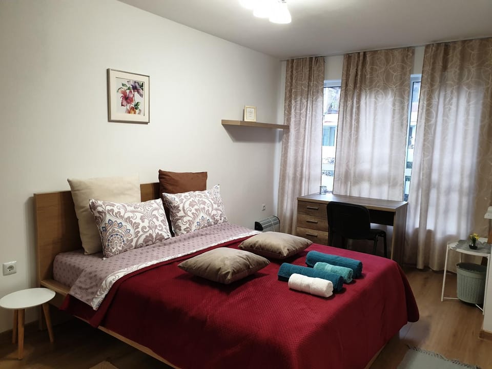 Bed, Photo of the whole room, Seating area, Bedroom, towels