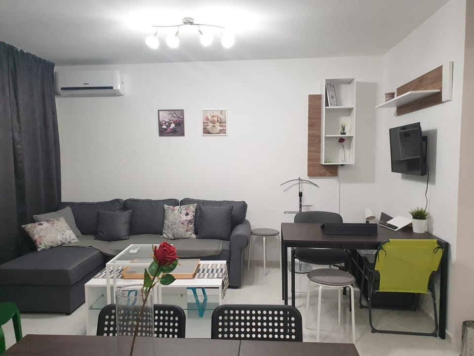 Communal lounge/ TV room, TV and multimedia, Living room, Dining area, air conditioner