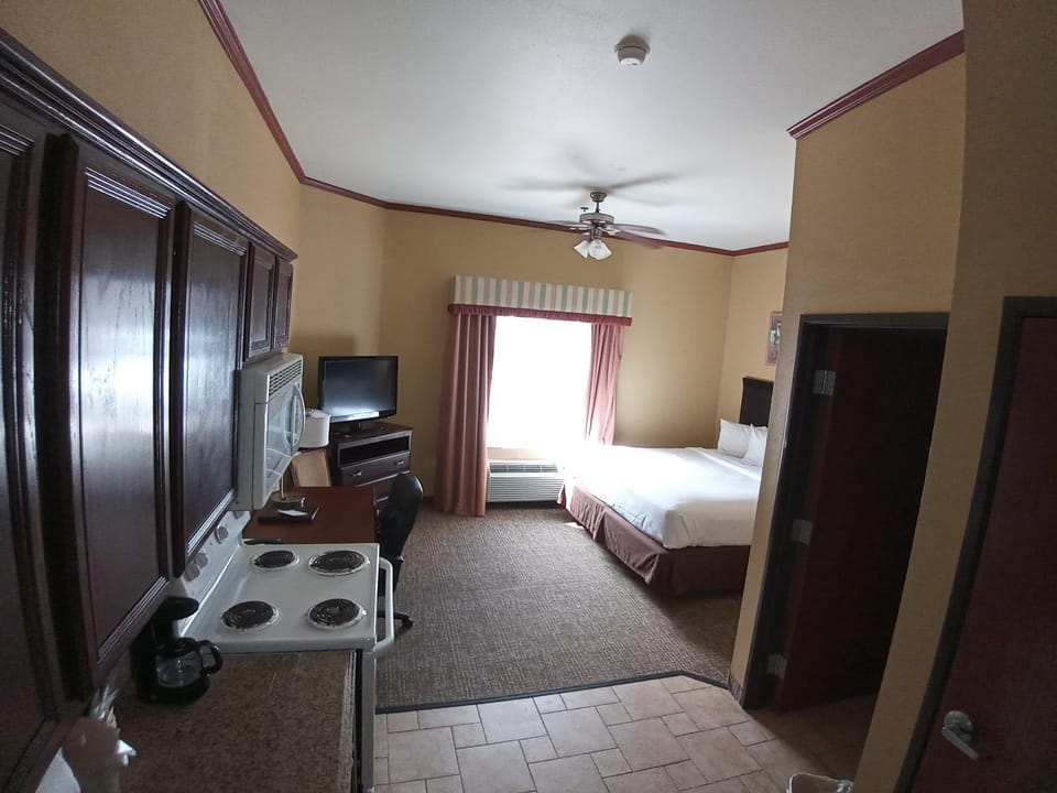 TV and multimedia, Kitchen or kitchenette, Photo of the whole room, Seating area, Bedroom