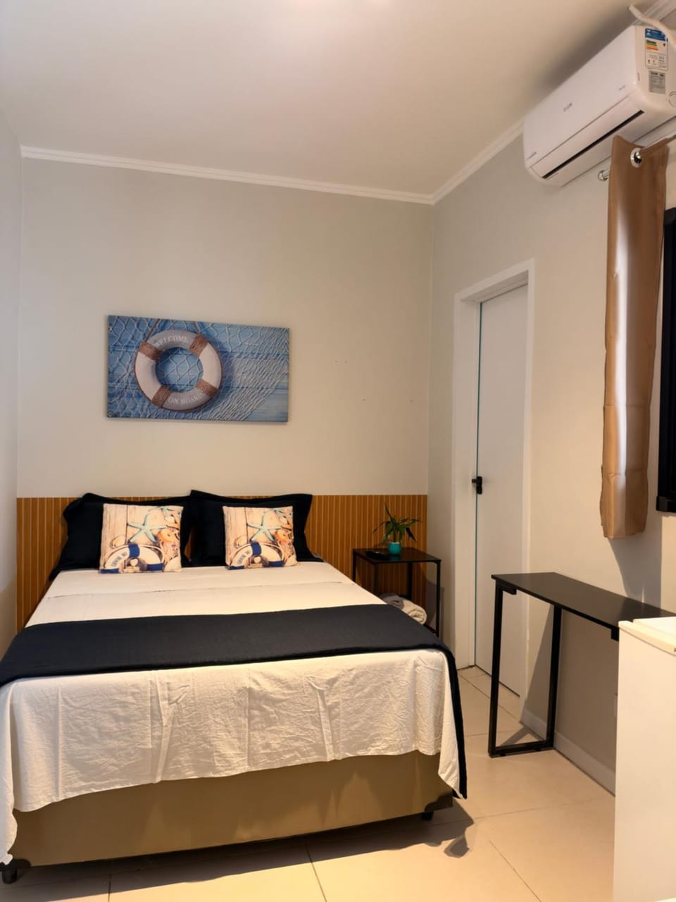 Bed, TV and multimedia, Photo of the whole room, Bedroom, air conditioner
