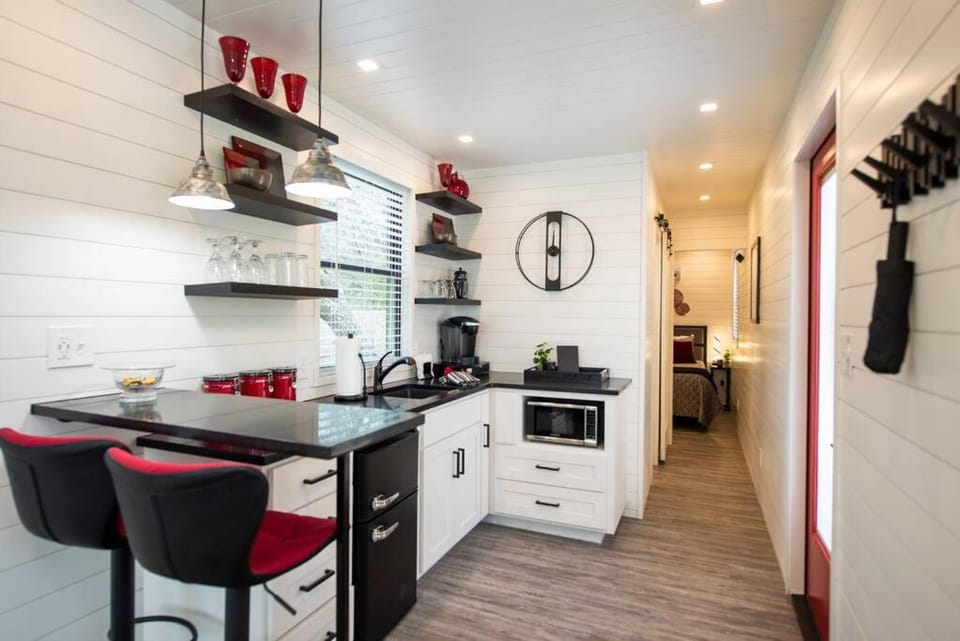 The Merlot House-Container Home 12 min to Magnolia House in Waco