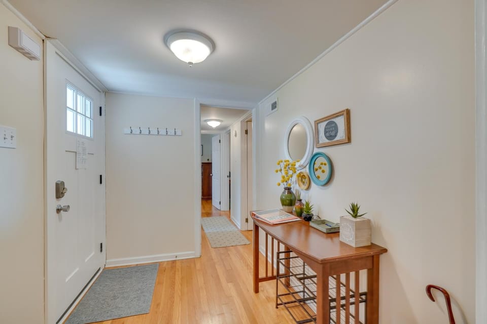 Oak Ridge Retreat with Porch Less Than 1 Mi to Downtown House in Oak Ridge